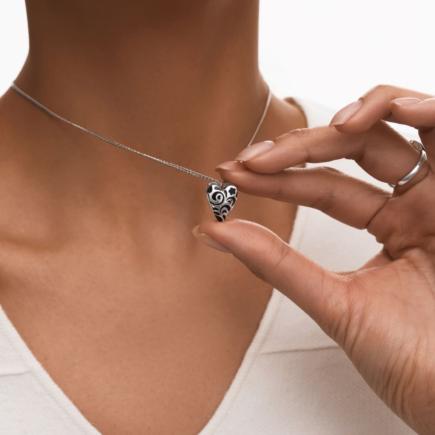 Серебряная подвеска в виде сердечка с черным узором РУССКИЙ КОД