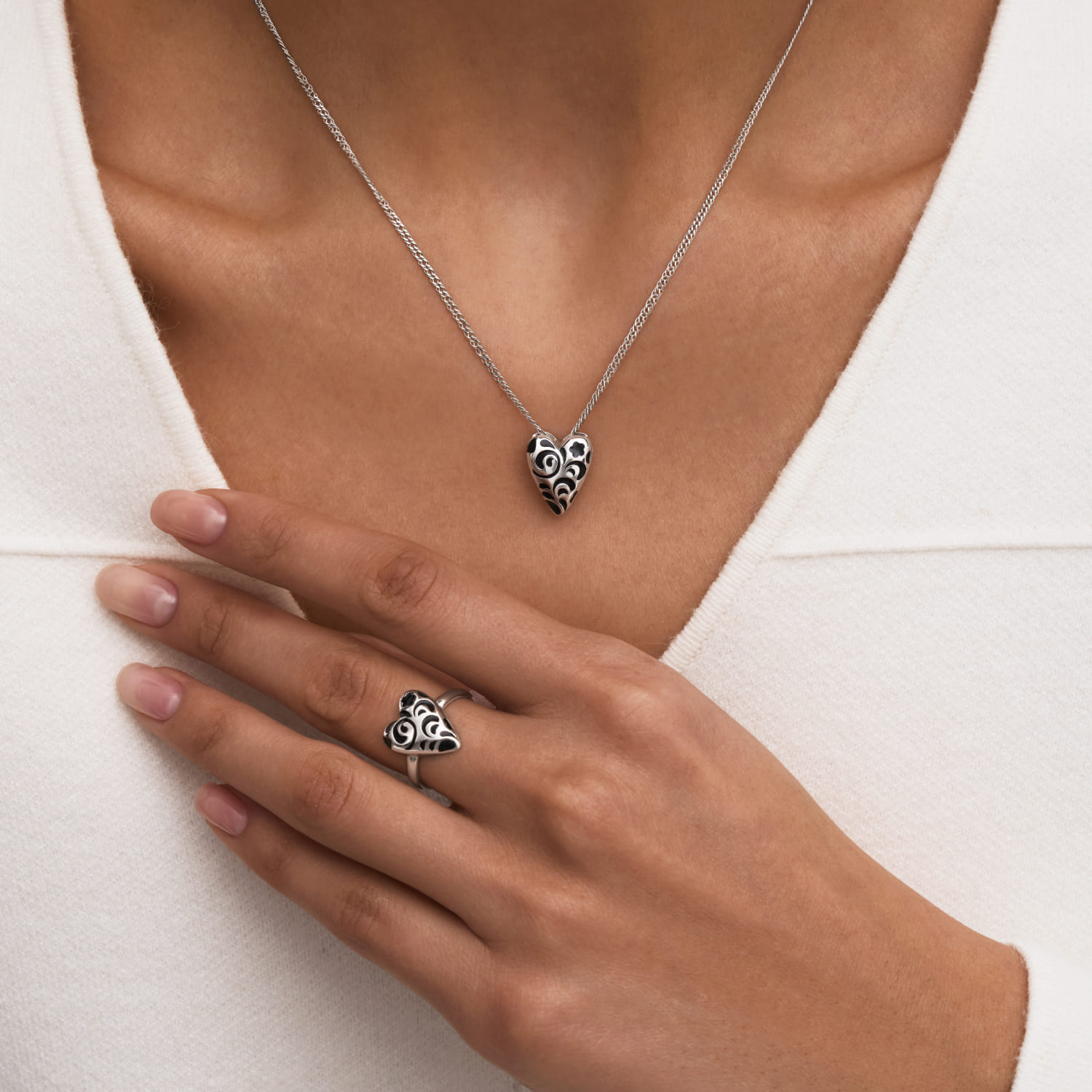 Серебряное кольцо в виде сердечка с черным узором РУССКИЙ КОД