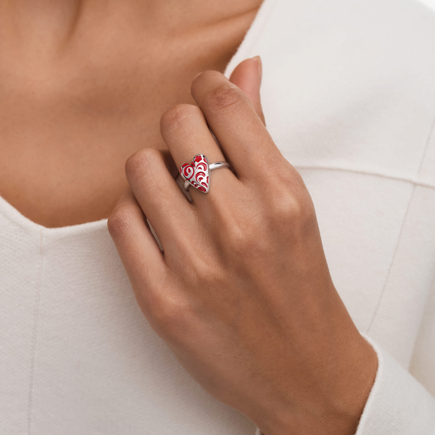 Серебряное кольцо в виде сердечка с красным узором РУССКИЙ КОД