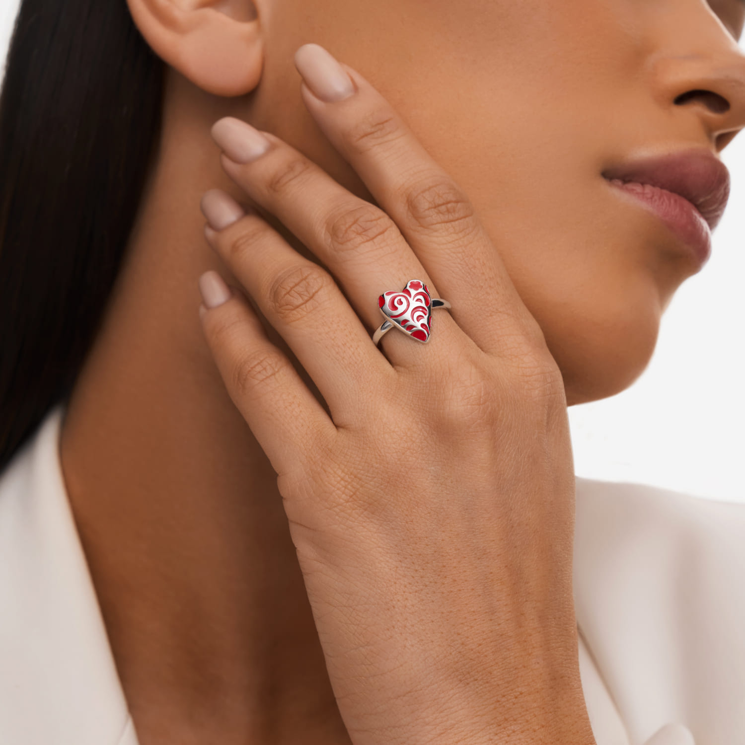 Серебряное кольцо в виде сердечка с красным узором РУССКИЙ КОД