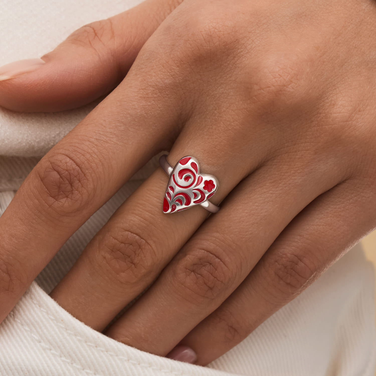 Серебряное кольцо в виде сердечка с красным узором РУССКИЙ КОД