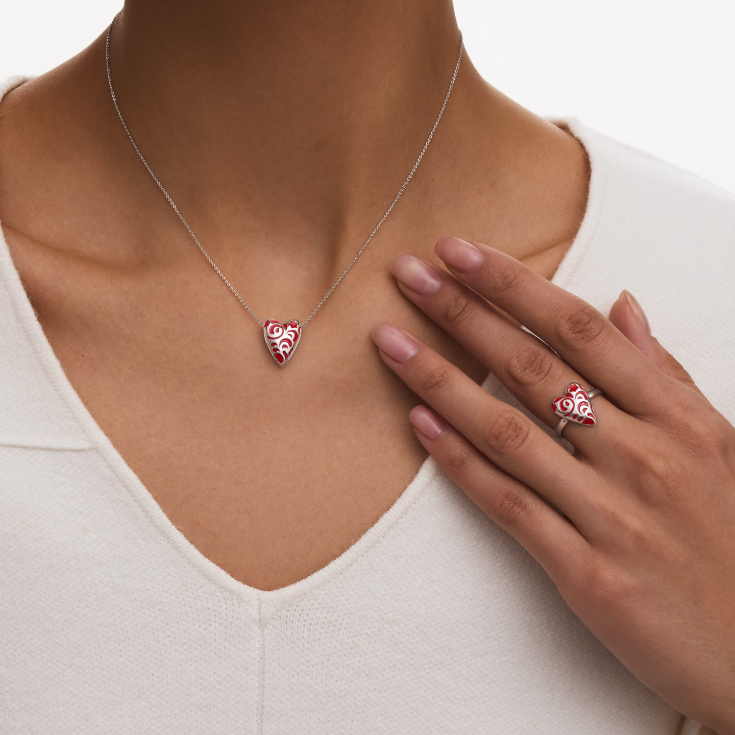 Серебряное кольцо в виде сердечка с красным узором РУССКИЙ КОД