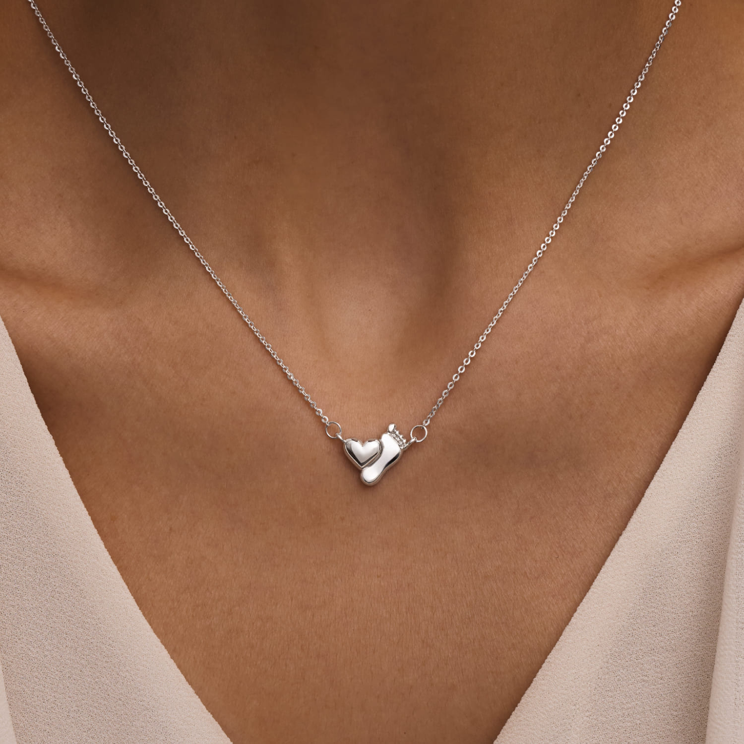 Серебряное колье с подвеской с сердцем