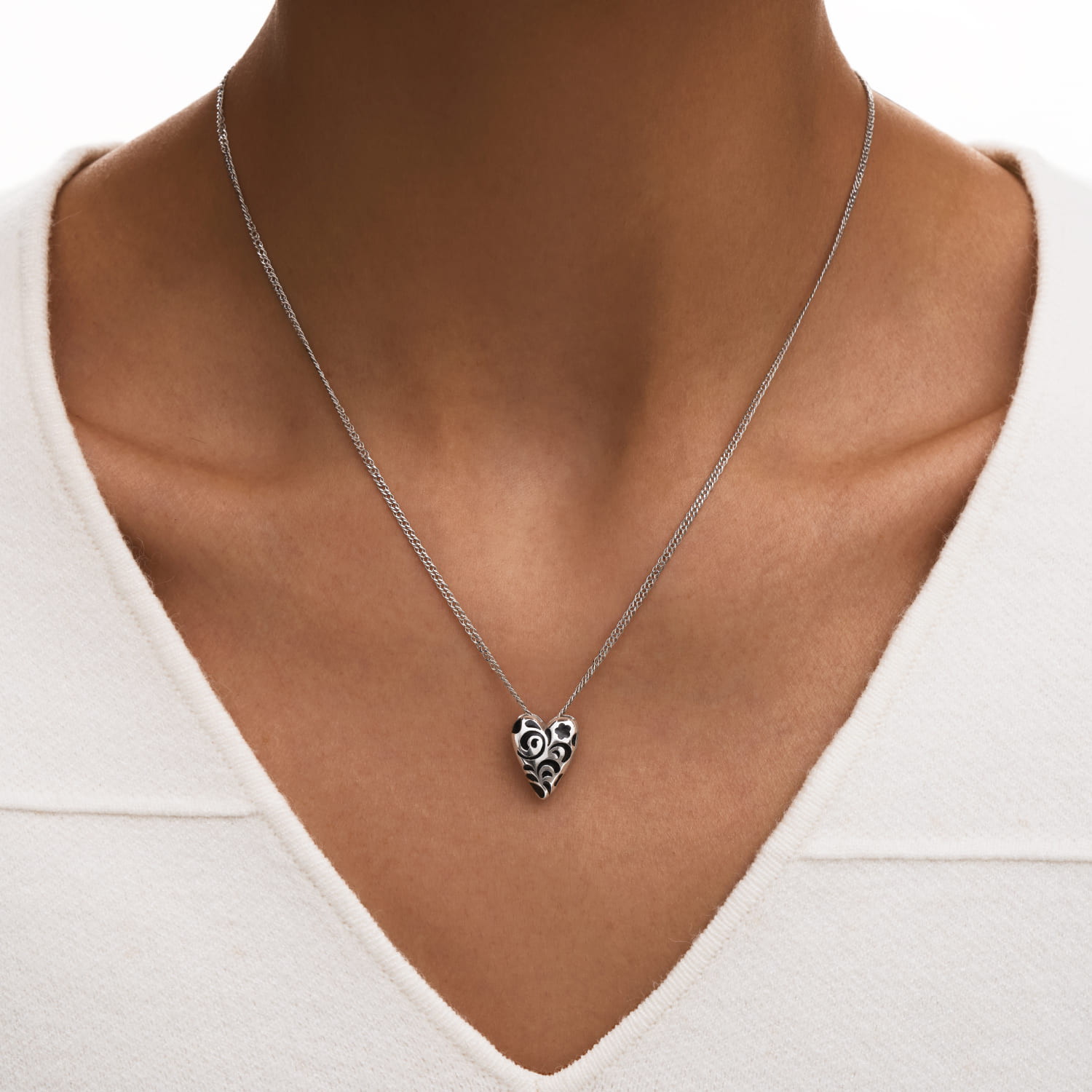 Серебряная подвеска в виде сердечка с черным узором РУССКИЙ КОД