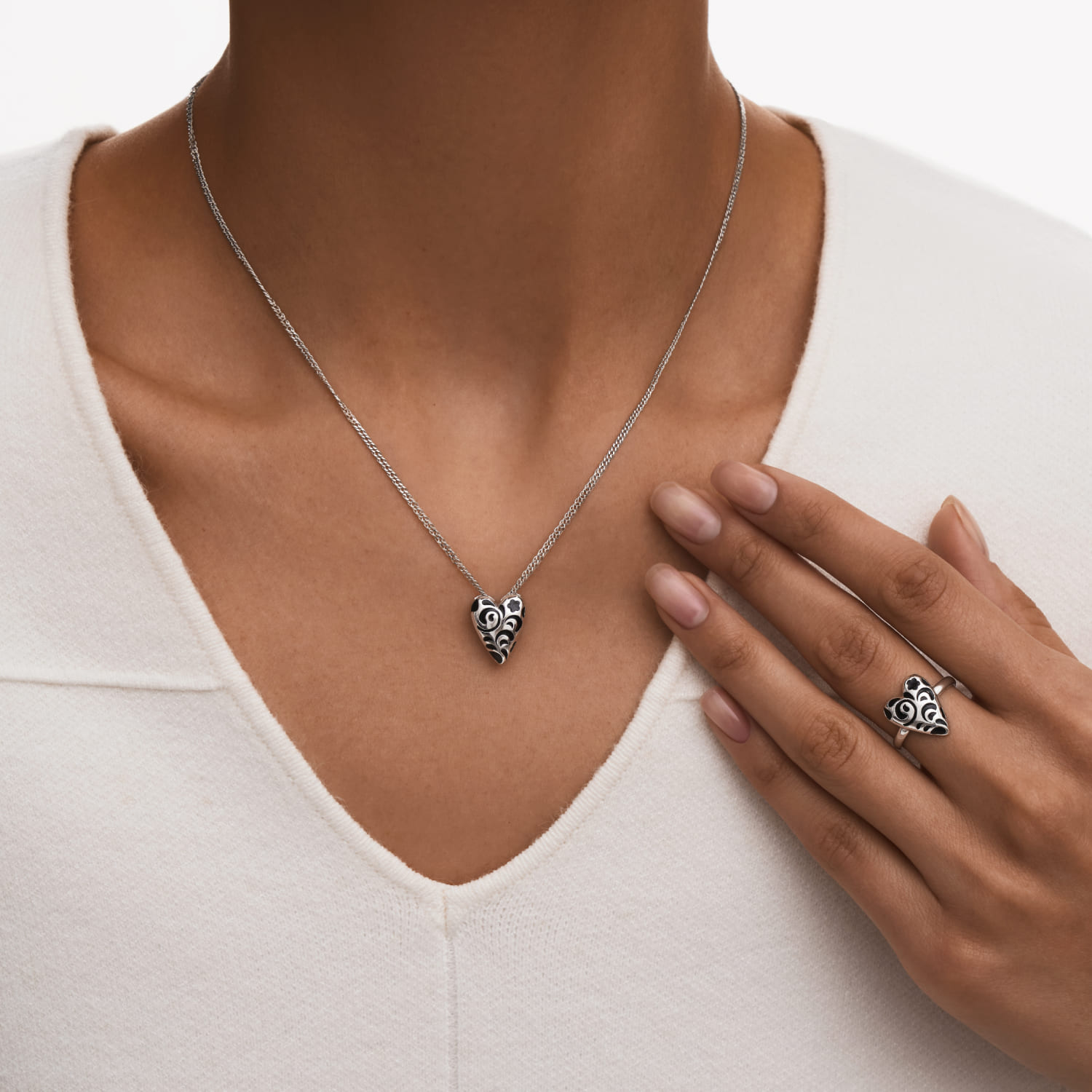 Серебряная подвеска в виде сердечка с черным узором РУССКИЙ КОД