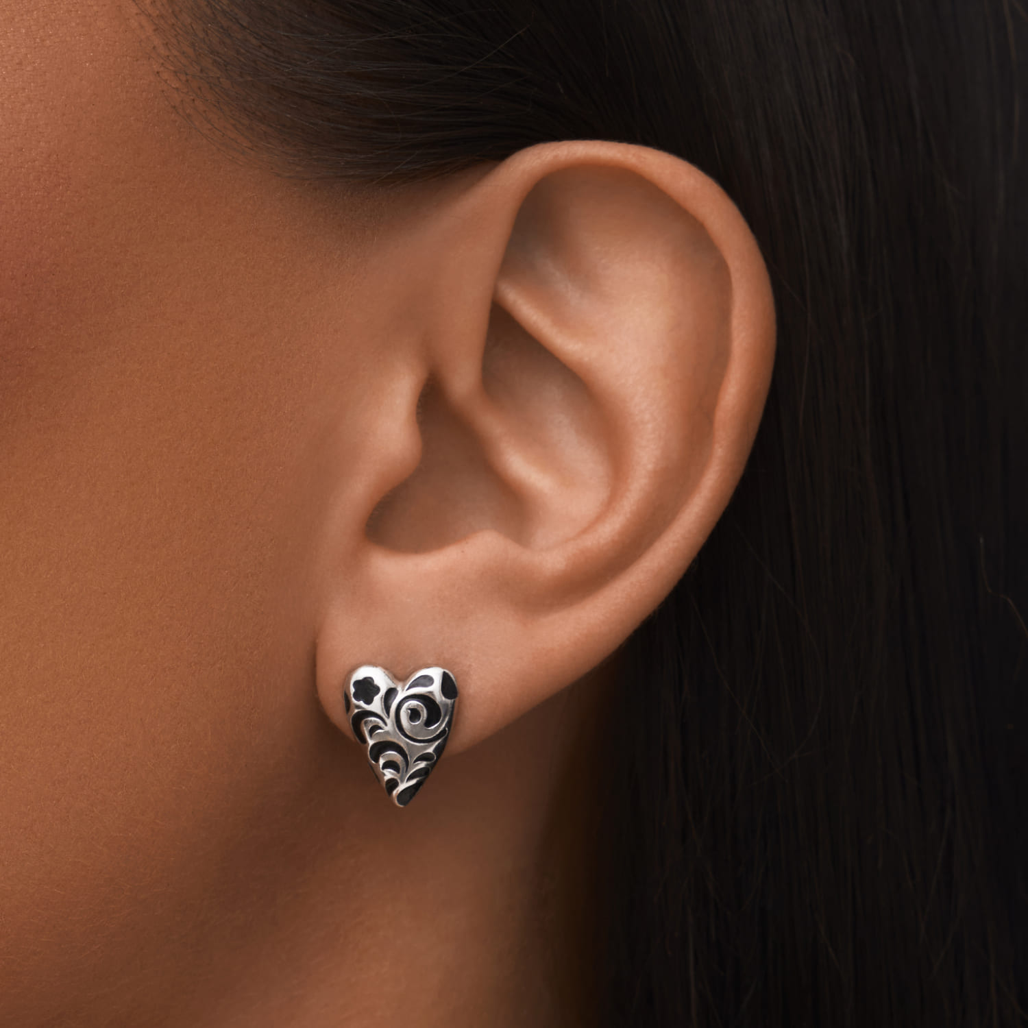 Серебряные серьги в виде сердечек с черным узором РУССКИЙ КОД