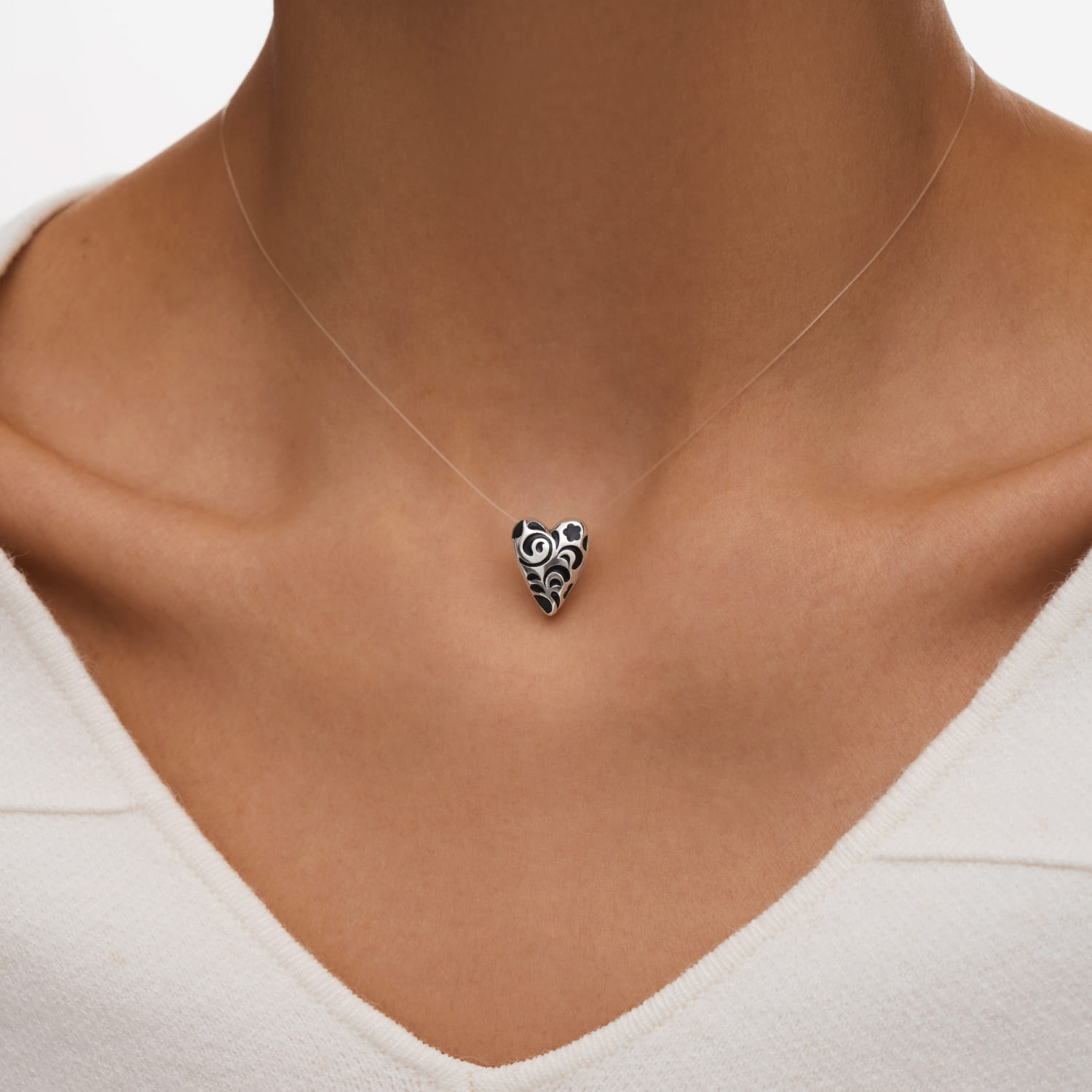 Серебряная подвеска в виде сердечка с черным узором РУССКИЙ КОД
