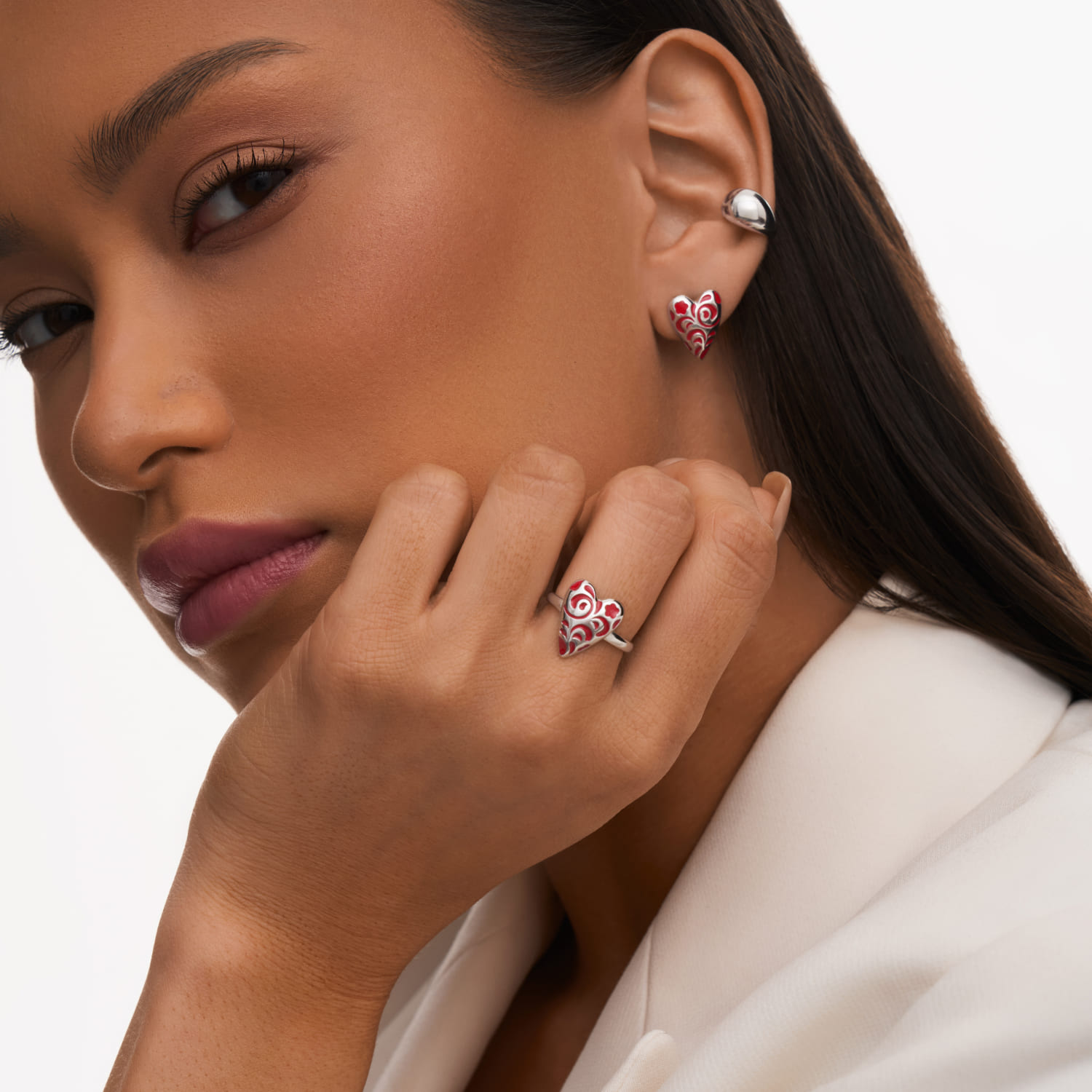 Серебряное кольцо в виде сердечка с красным узором РУССКИЙ КОД