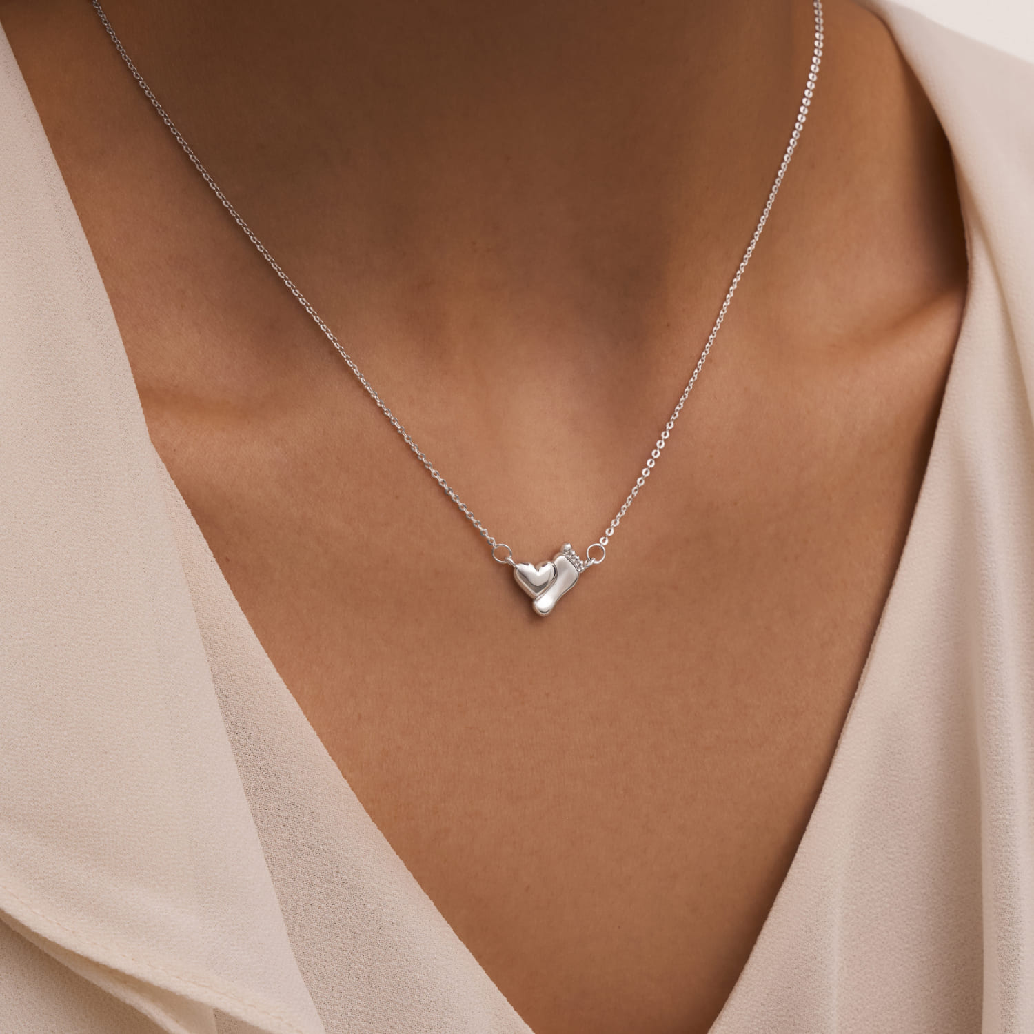 Серебряное колье с подвеской с сердцем