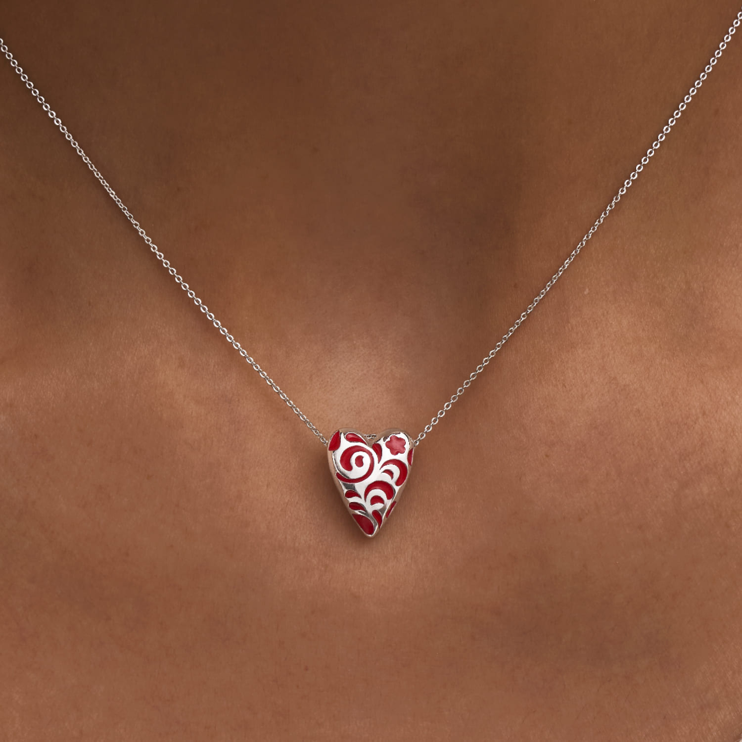 Серебряная подвеска в виде сердечка с красным узором РУССКИЙ КОД