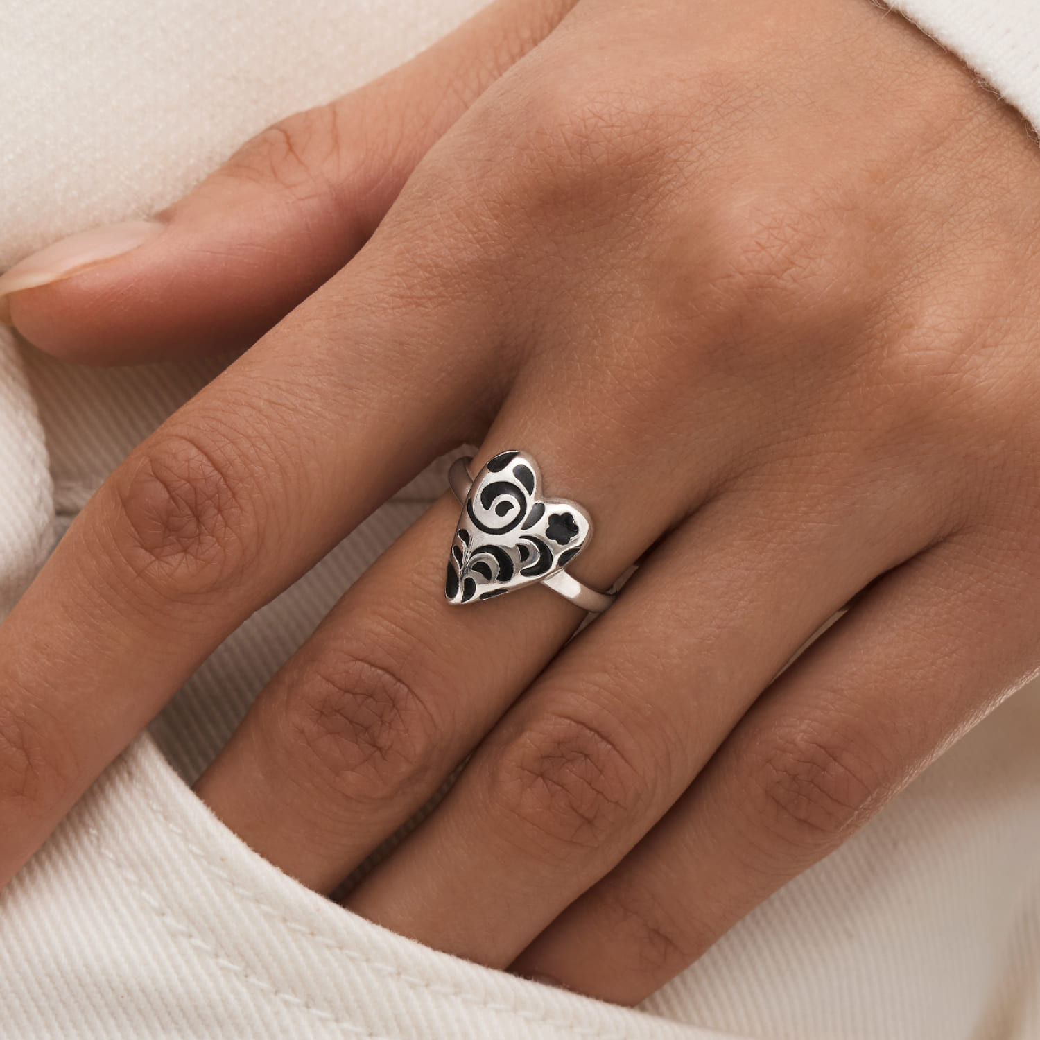 Серебряное кольцо в виде сердечка с черным узором РУССКИЙ КОД