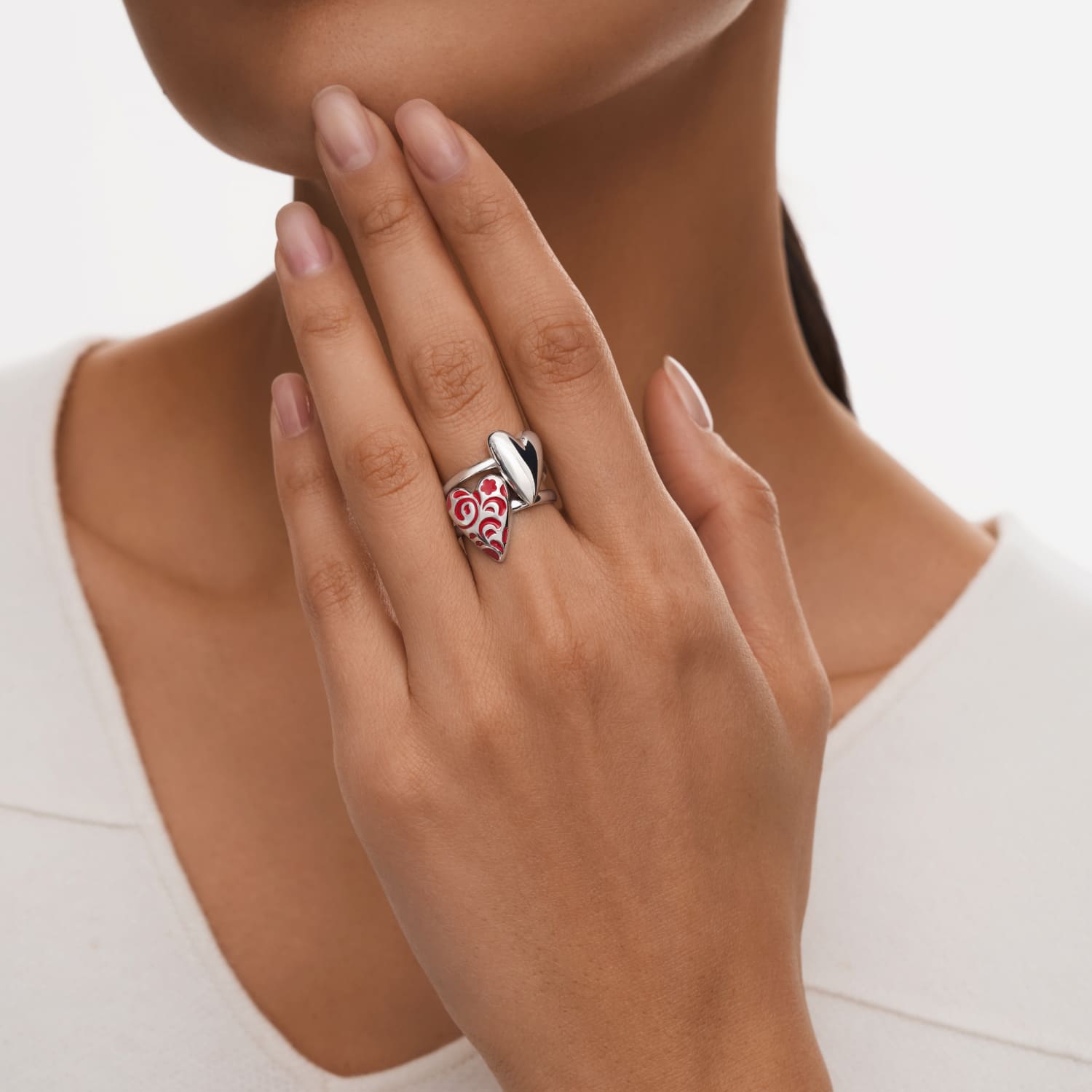Серебряное кольцо в виде сердечка с красным узором РУССКИЙ КОД