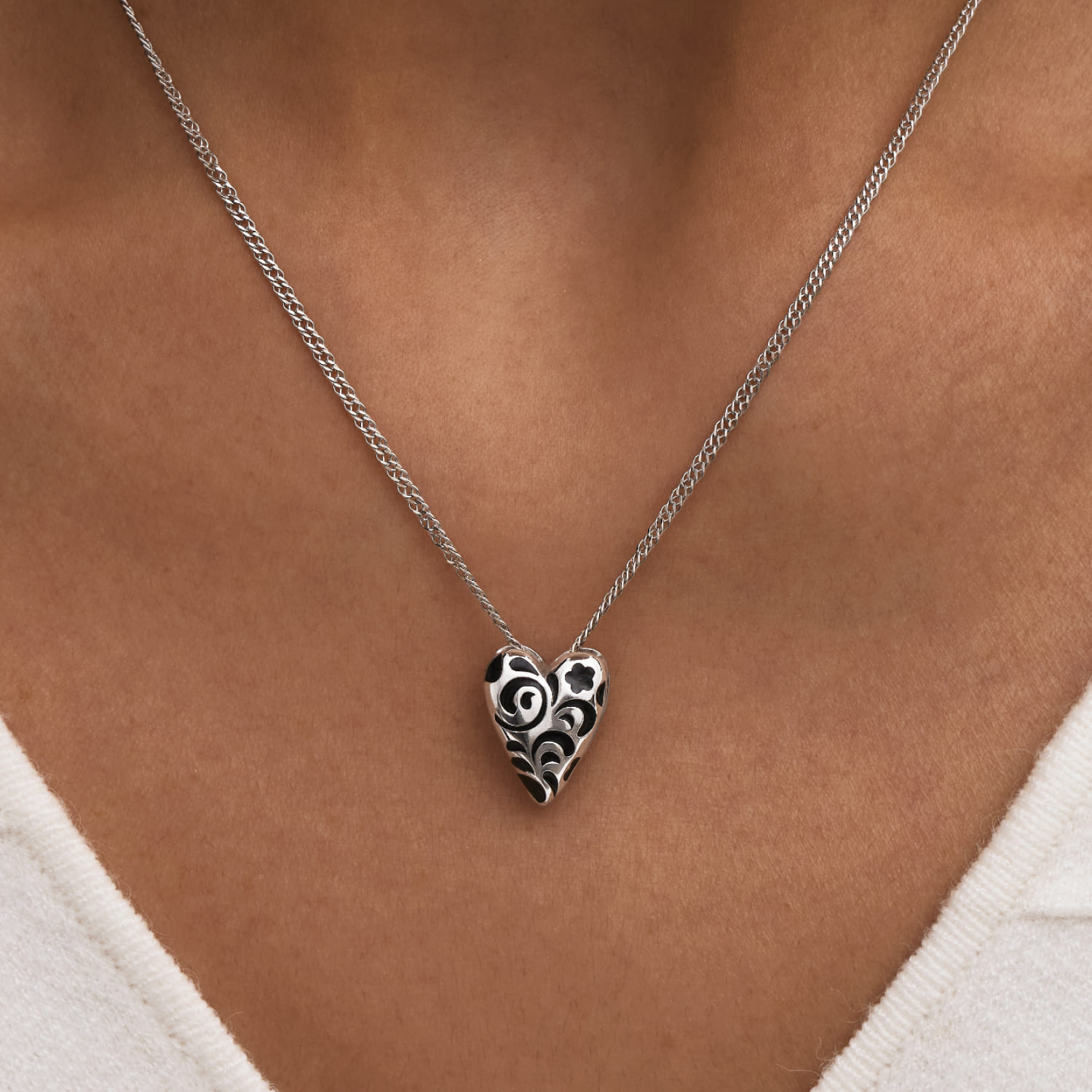 Серебряная подвеска в виде сердечка с черным узором РУССКИЙ КОД