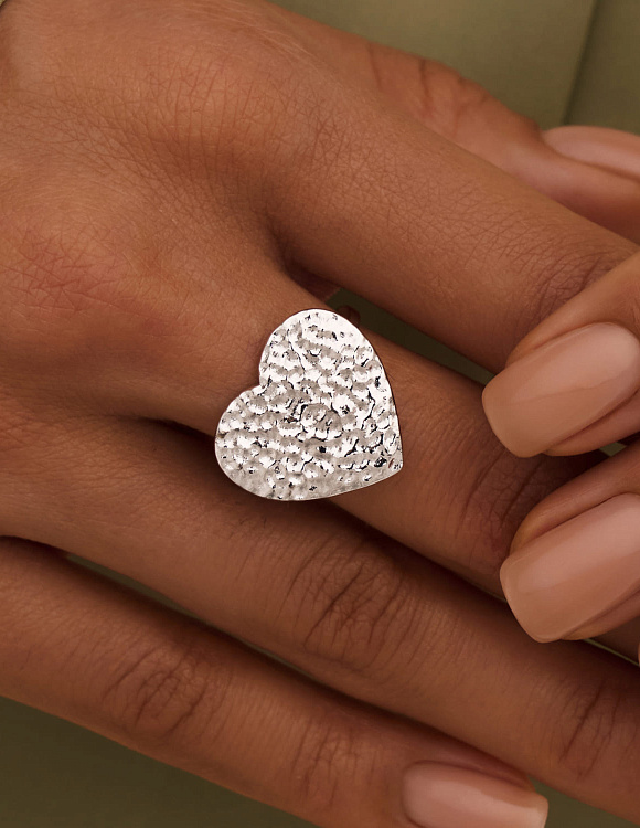 Серебряное кольцо сердце с мятым эффектом Miestilo