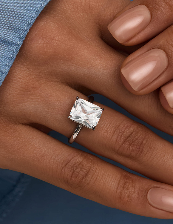 Кольцо с крупным фианитом в огранке "багет" Miestilo