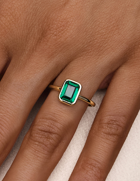 Позолоченное кольцо с зеленым фианитом в огранке эмеральд Miestilo