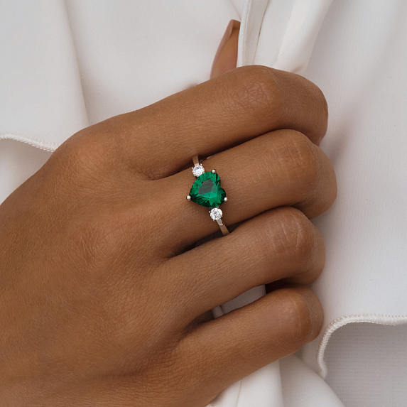Серебряное кольцо сердце с зеленой исскуств. шпинелью Miestilo
