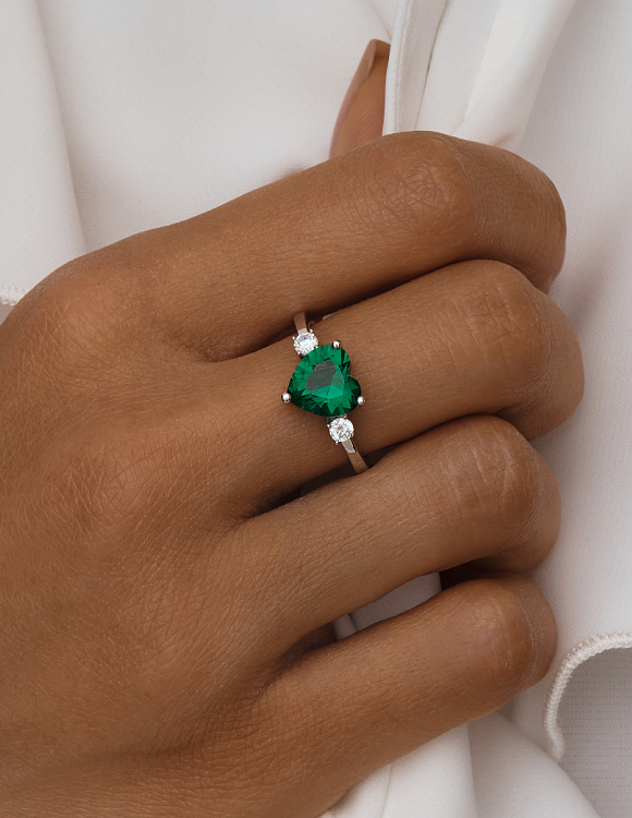Серебряное кольцо сердце с зеленой исскуств. шпинелью Miestilo