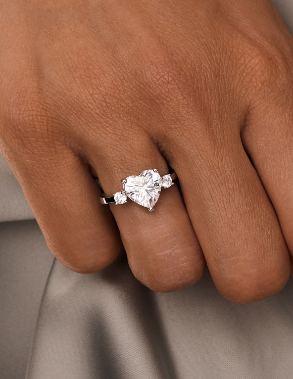 Серебряное кольцо сердце с белым фианитом Miestilo