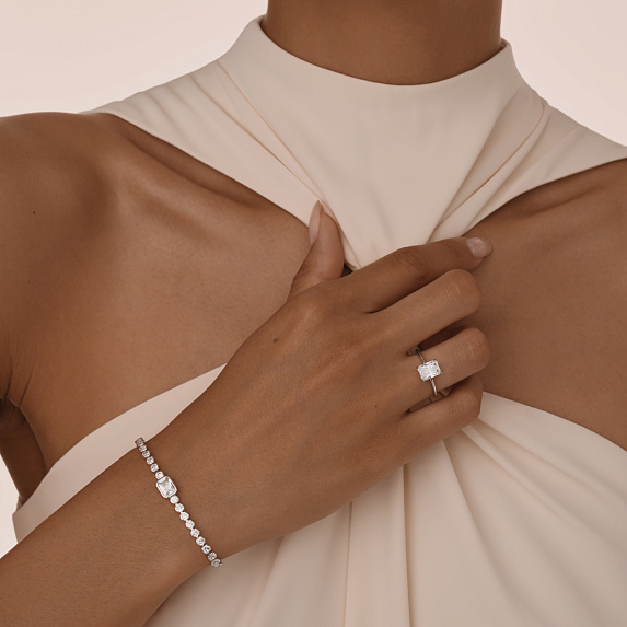 Серебряное кольцо с фианитом в огранке изумруд 6*8 мм Miestilo