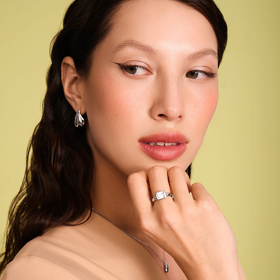 Серебряное кольцо с фианитом в огранке эмеральд Miestilo