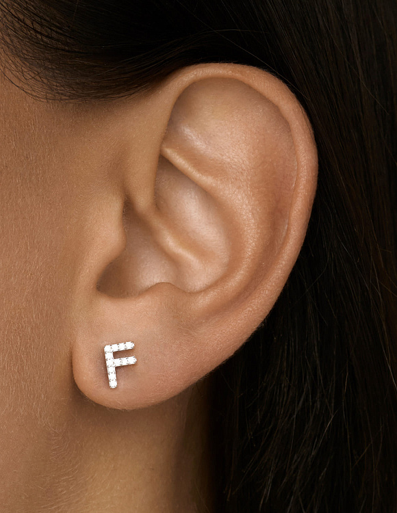 Серебряная моносерьга буква F Miestilo