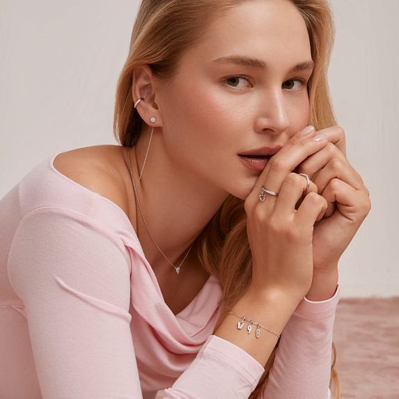 Серебряный шарм с фианитами буква V Miestilo