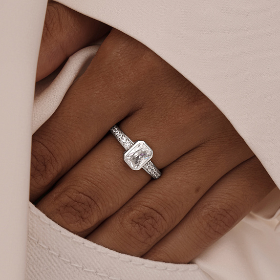 Серебряное кольцо с фианитами в огранке изумруд Miestilo