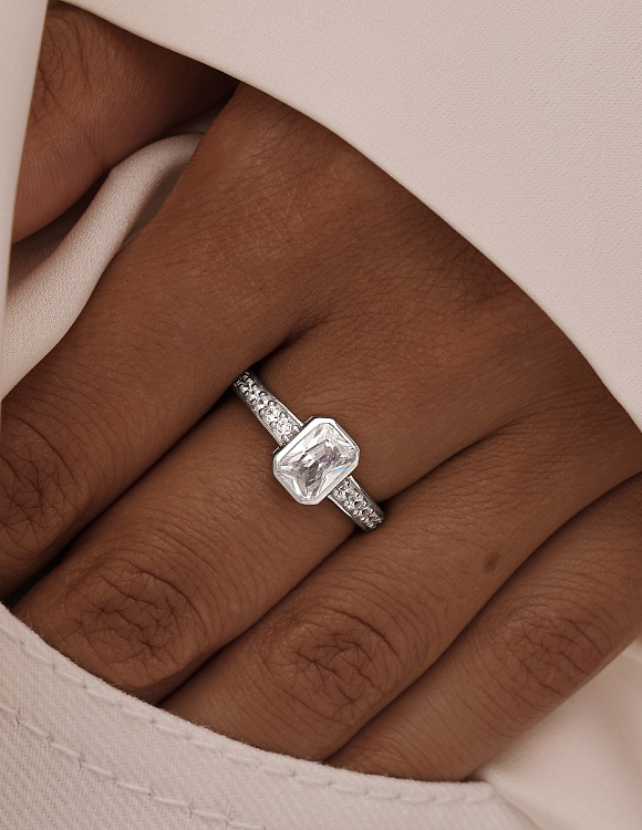 Серебряное кольцо с фианитами в огранке изумруд Miestilo