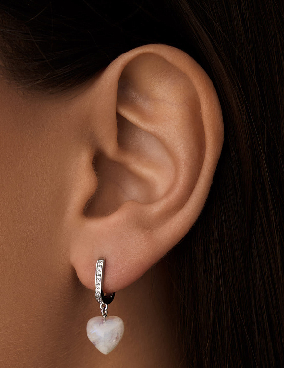 Серебряные серьги-кольца с фианитами и подвеской из натурального лунного камня Miestilo