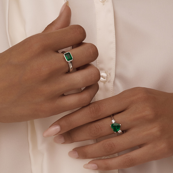 Серебряное кольцо сердце с зеленой исскуств. шпинелью Miestilo