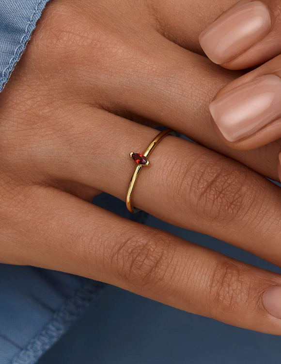 Серебряное кольцо позолоченное с фианитом в огранке маркиз Miestilo