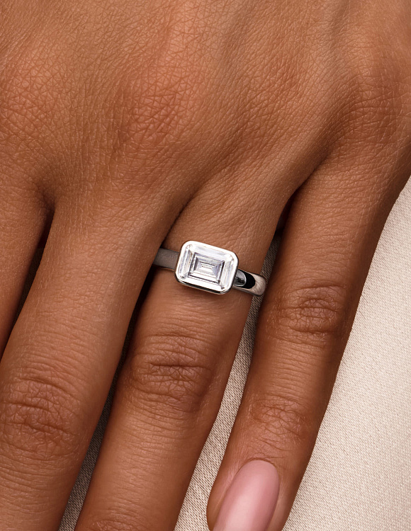 Серебряное кольцо с фианитом в огранке эмеральд Miestilo