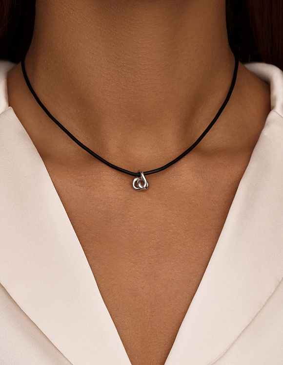 Серебрянная подвеска в виде узла на шнурке Miestilo 2