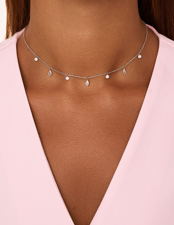 Серебряное колье-чокер с подвесными фианитами Miestilo