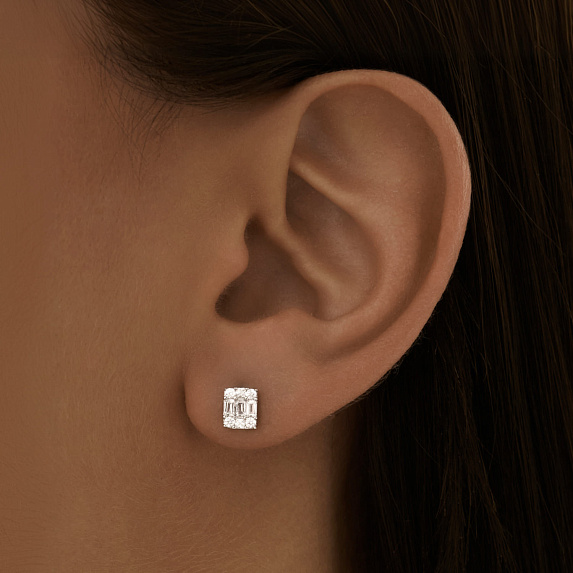 Серебряные серьги гвоздики с белыми фиантиами Miestilo
