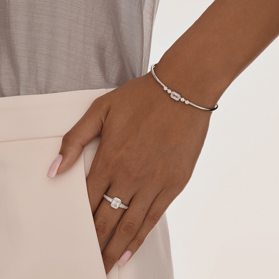 Серебряное кольцо с фианитами в огранке изумруд Miestilo