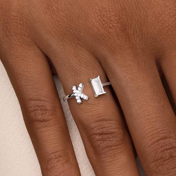 Серебряное кольцо с буквой K с фианитами Miestilo