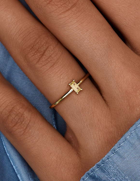 Серебряное кольцо позолоченное с фианитом в огранке багет Miestilo