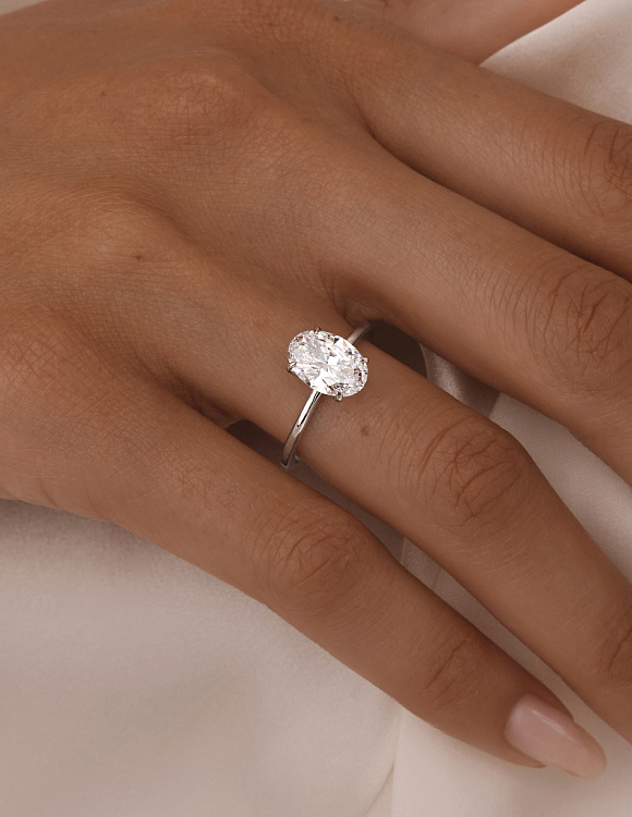 Серебряное кольцо с фианитом в огранке овал 7*9 мм Miestilo