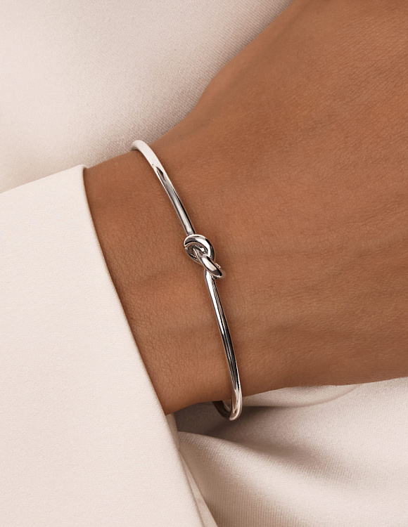 Жесткий браслет в виде узла из серебра Miestilo