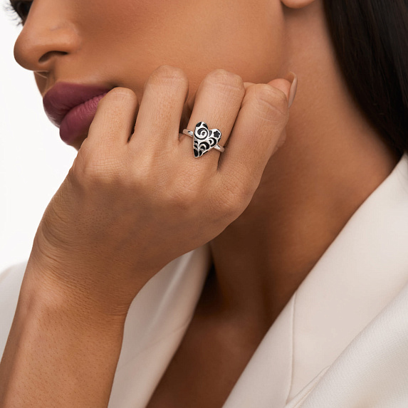 Серебряное кольцо в виде сердечка с черным узором РУССКИЙ КОД Miestilo
