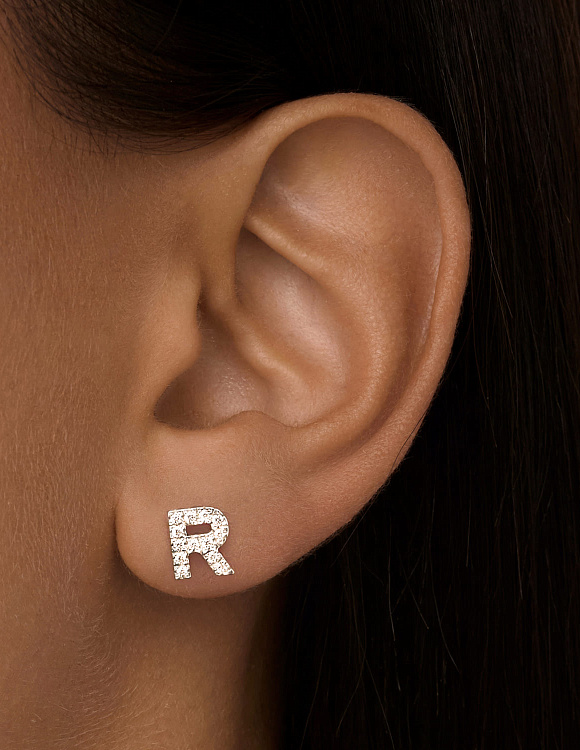 Серебряная моносерьга буква R Miestilo