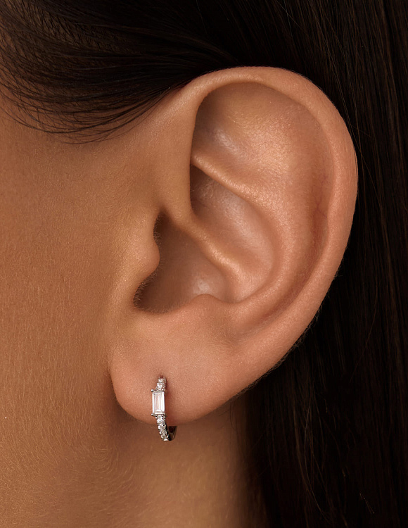 Миниатюрные серебряные серьги-кольца с белыми фианитами в огранке багет Miestilo