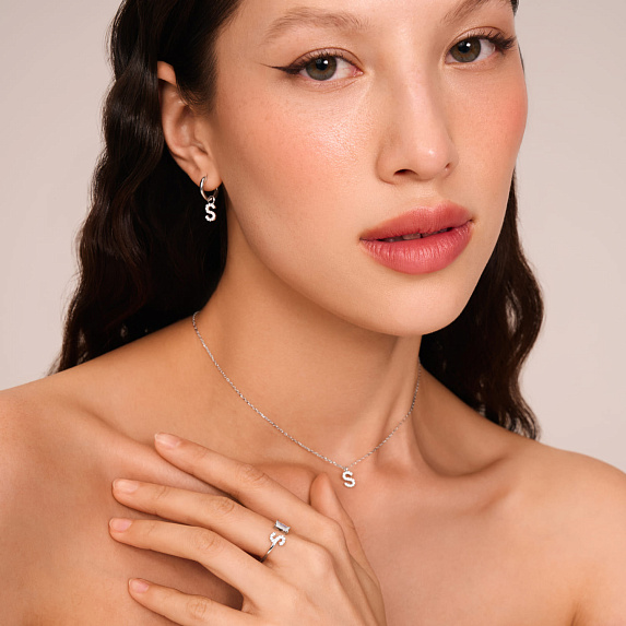 Серебряное кольцо с буквой S с фианитами Miestilo