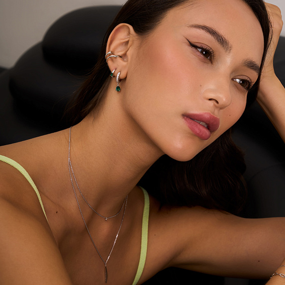 Серебряные серьги-подвесы с зелёными фианитами в виде капли Miestilo
