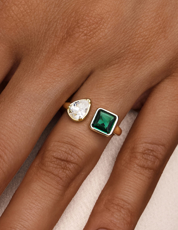 Позолоченное кольцо с фианитами в огранках квадрат и груша Miestilo