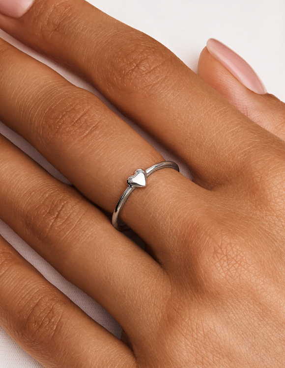 Миниатюрное кольцо с серебряным сердечком Miestilo