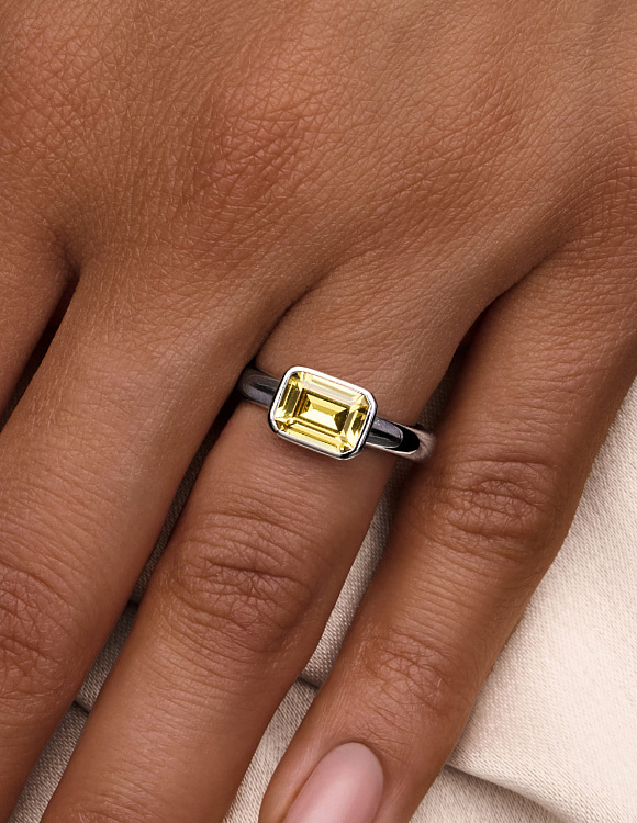 Серебряное кольцо с желтым фианитом в огранке эмеральд Miestilo