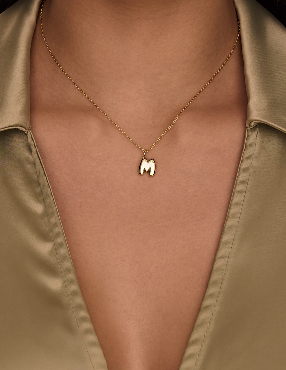 Серебряное колье позолоченое с буквой М bubble small Miestilo